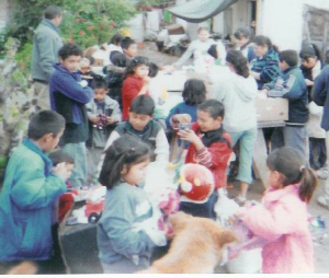 kids-playing-with-toys